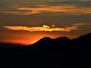 78 Da Costa Serina ammiriamo lo spettacolo del tramonto del sole che si abbassa sui monti Ubione e Linzone